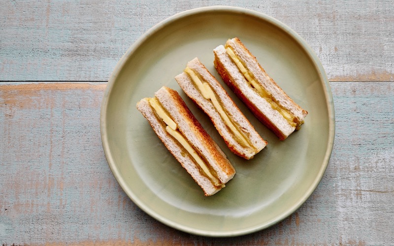 Nikmati Kaya Toast yang Menggoda: Potongan roti panggang garing dengan lapisan kaya manis yang lezat