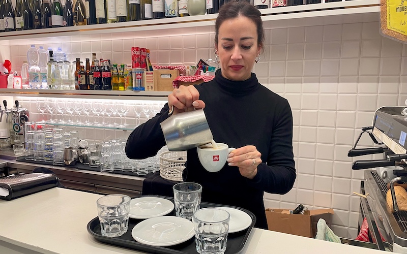 Mercato Albinelli - Bar Schiavoni (Chiara pouring milk into cappuccino)