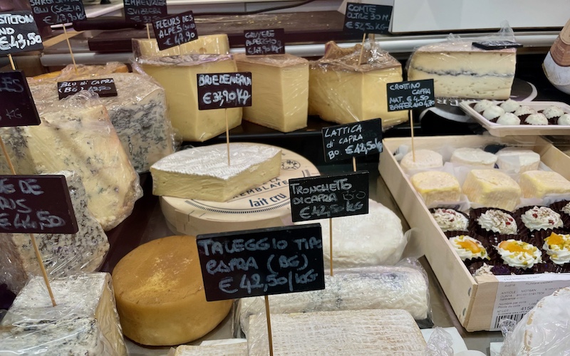 Mercato Albinelli - Formaggio (Toma e Tomi)