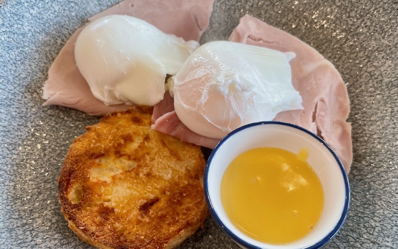 Best breakfasts in Scotland - Isle of Mull Cheddar scones with poached egg, ham and Hollandaise - The Pierhouse