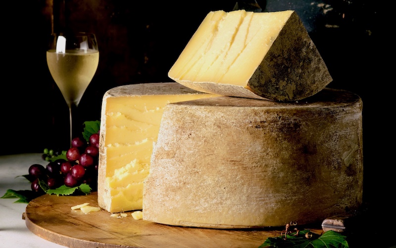 Traditional English Cheeses - West Country Farmhouse Cheddar (Cloth Wrapped Cheddar)