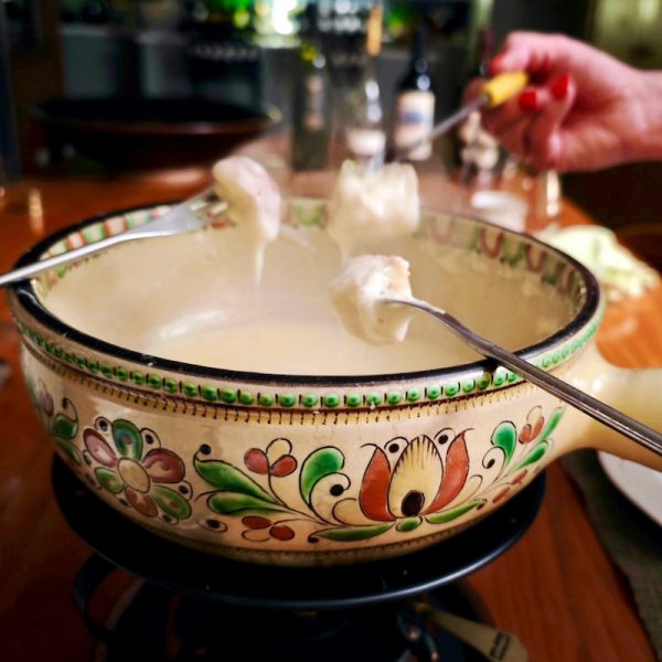 Food and wine tours - Fondue - 3 pieces of bread above the caquelon (fondue pot) - online Swiss cooking class - Romainmôtier Food Tour