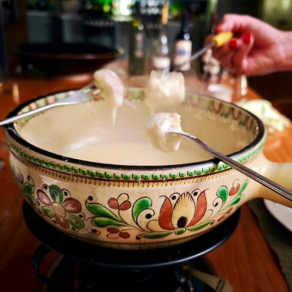 Fondue Food and wine tours - Fondue - 3 pieces of bread above the caquelon (fondue pot) - online Swiss cooking class - Romainmôtier Food Tour